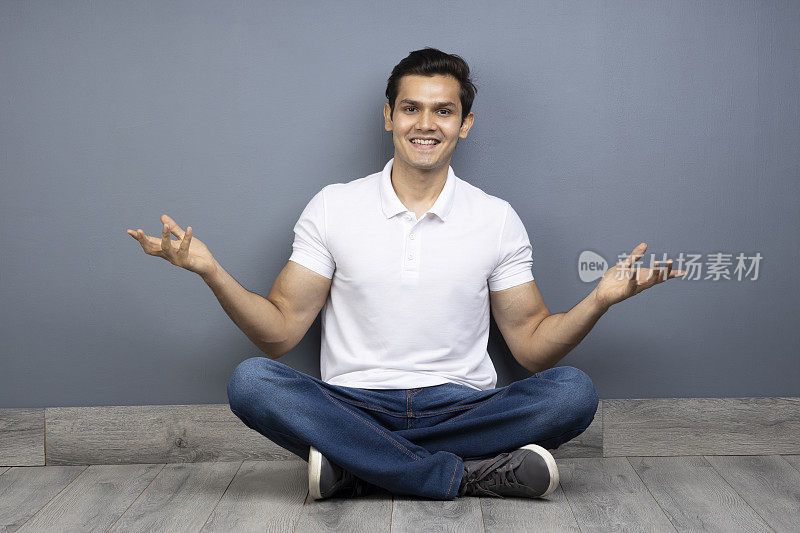 男人盘腿坐在地板上的stock photo